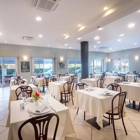 Mocambo Centralissimo Al Mare 3* Riccione