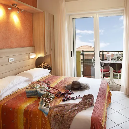 מלון Mocambo Centralissimo Al Mare 3*