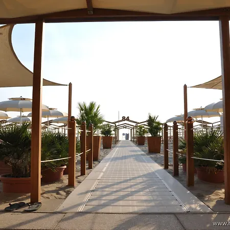 Mocambo Centralissimo Al Mare מלון ריצ'יונה