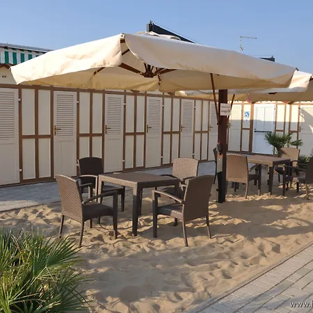 Mocambo Centralissimo Al Mare ריצ'יונה